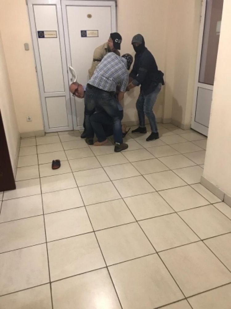 Затримання (Джерело - nashigroshi.org)