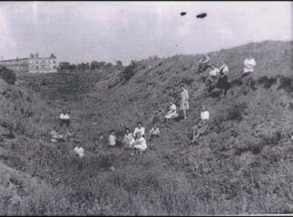 Напівзасипаний рів (стрілецький тир). На задньому плані Червоні казарми. Фото 1947 р.