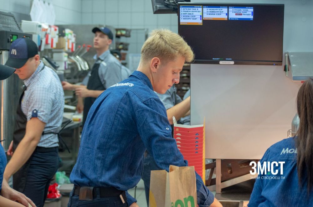 Персонал обслуговує клієнтів