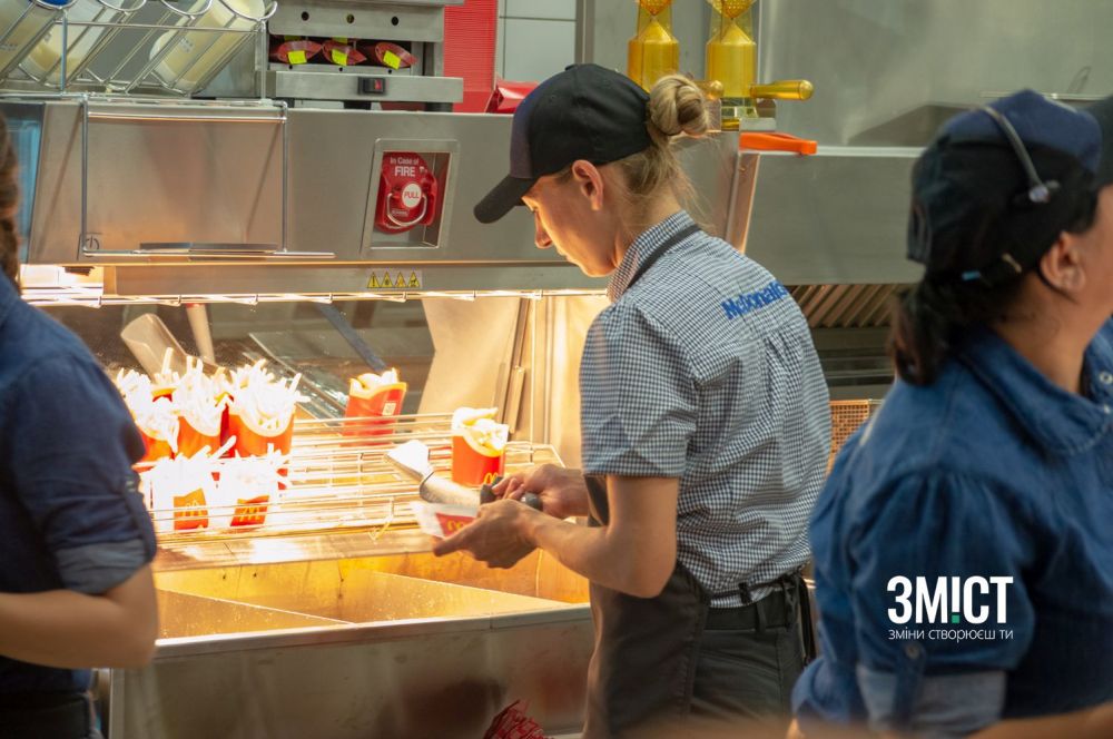 Персонал обслуговує клієнтів