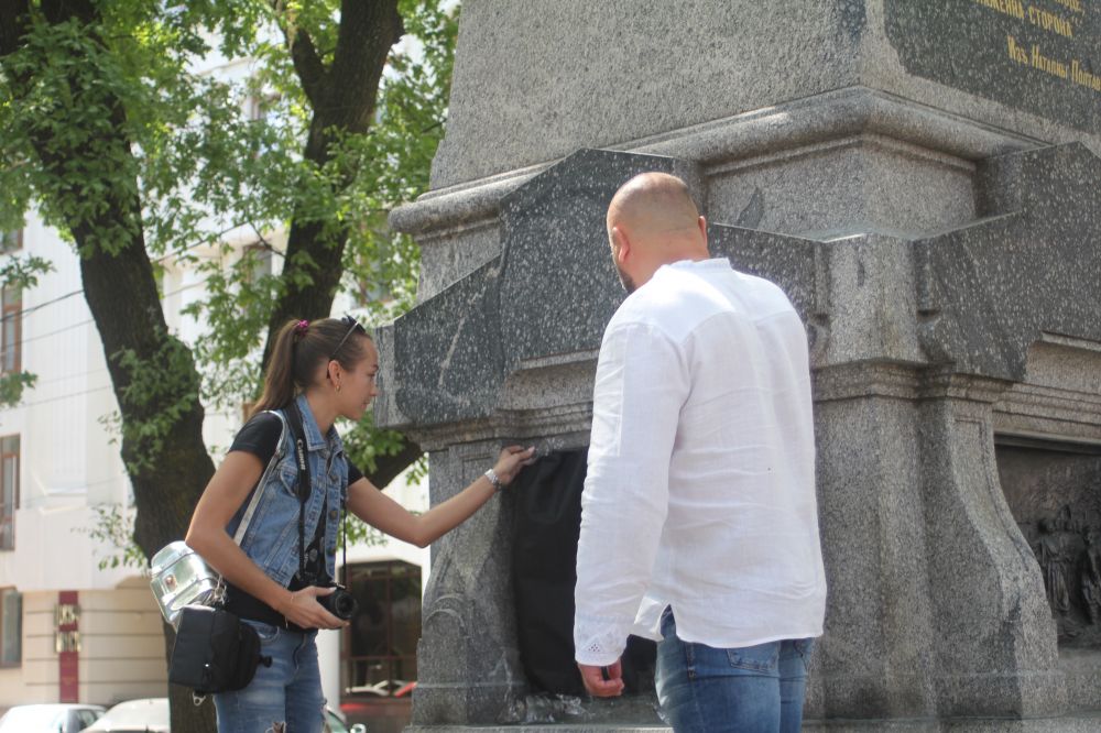 Горельєф повернули на місце