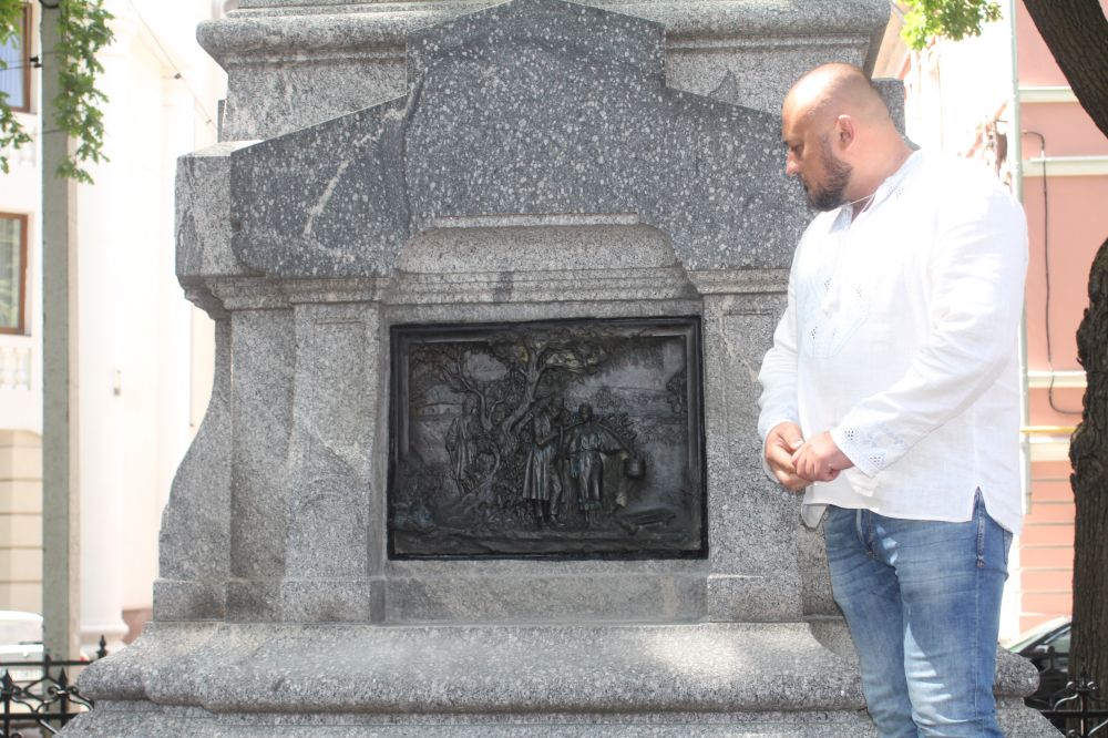 Горельєф повернули на пам'ятник