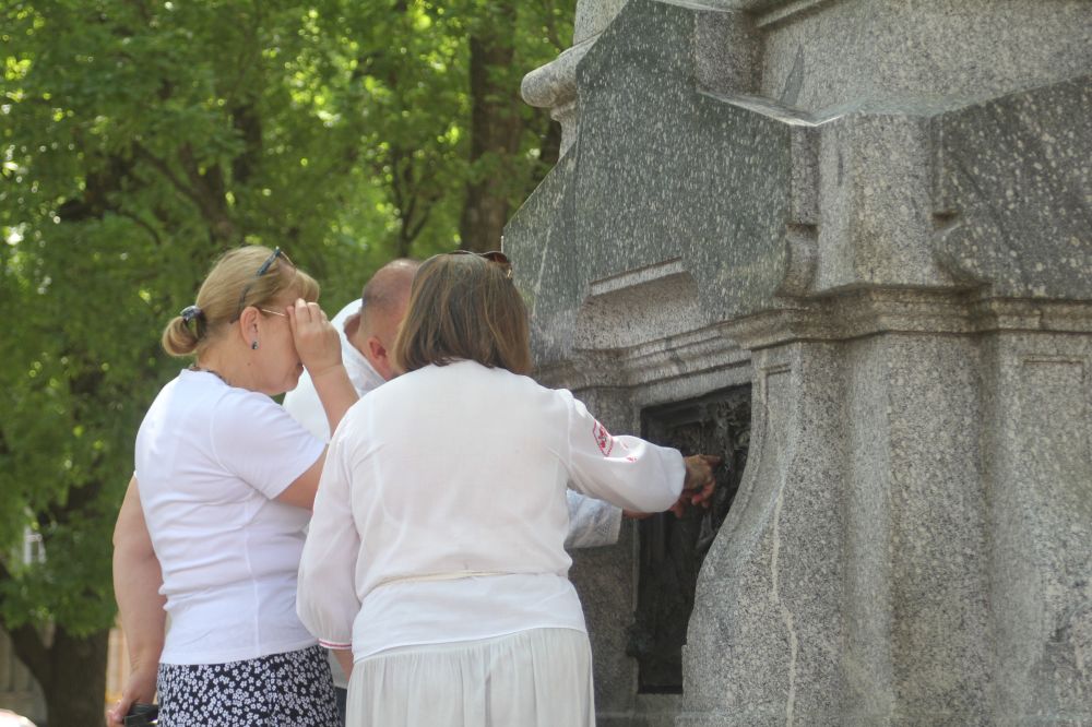 Горельєф повернули на пам'ятник