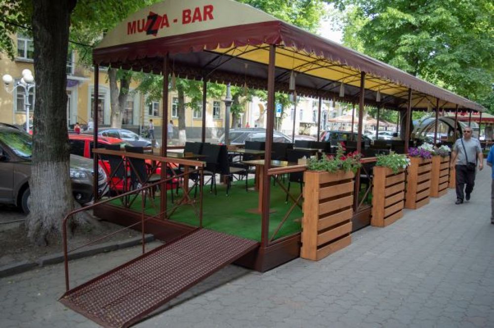 Вигляд літнього майданчика після