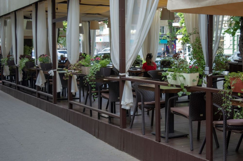 Вигляд літнього майданчика після