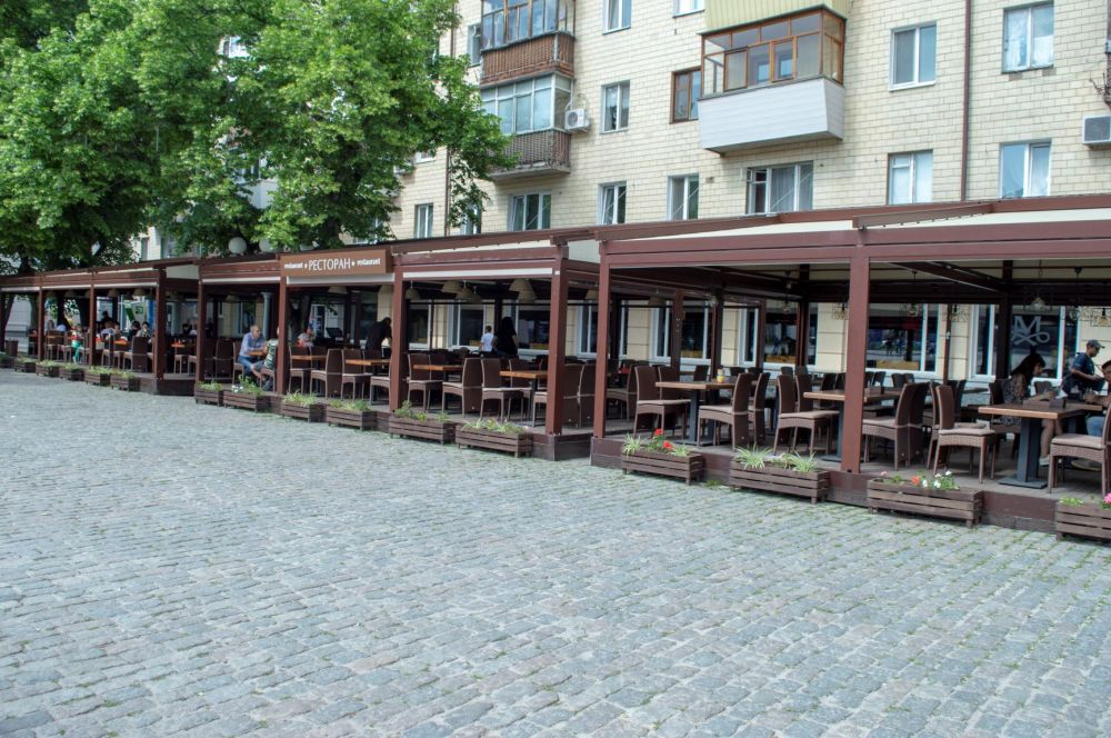 Вигляд літнього майданчика після