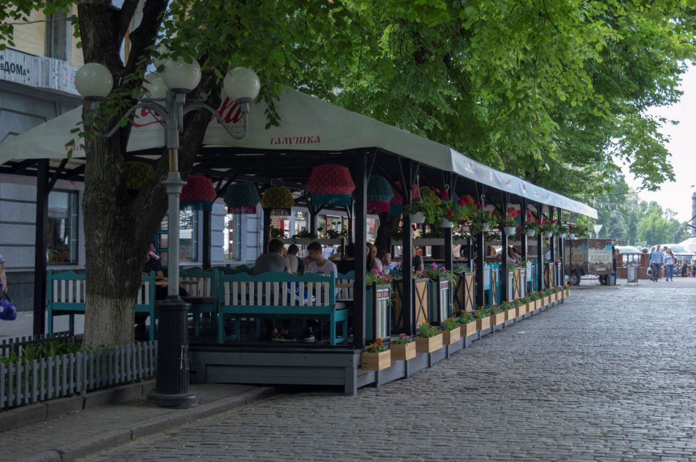 Вигляд літнього майданчика після