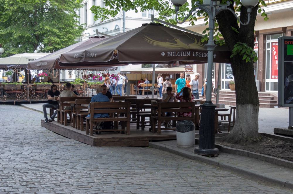 Вигляд літнього майданчика після