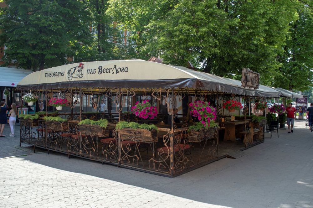 Вигляд літнього майданчика після