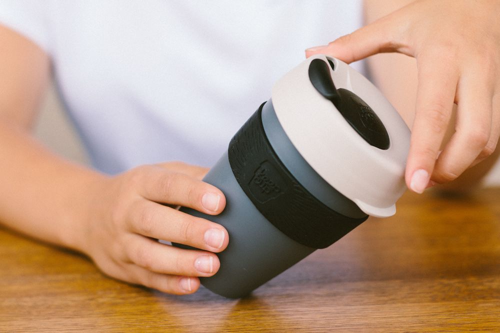 Завдяки свідомому виробленню сміття стаканчики можна замінити на термопляшку (Джерело – uzhgorod.net.ua)