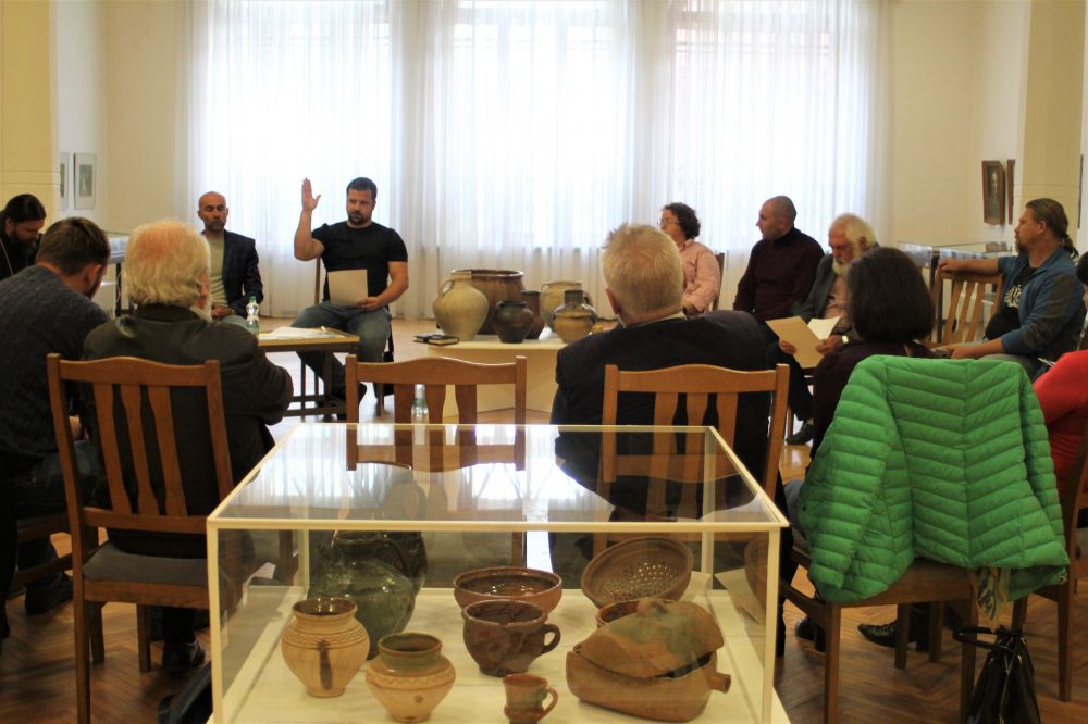 Робоча нарад обговорює питання встановлення пам'ятного каменю