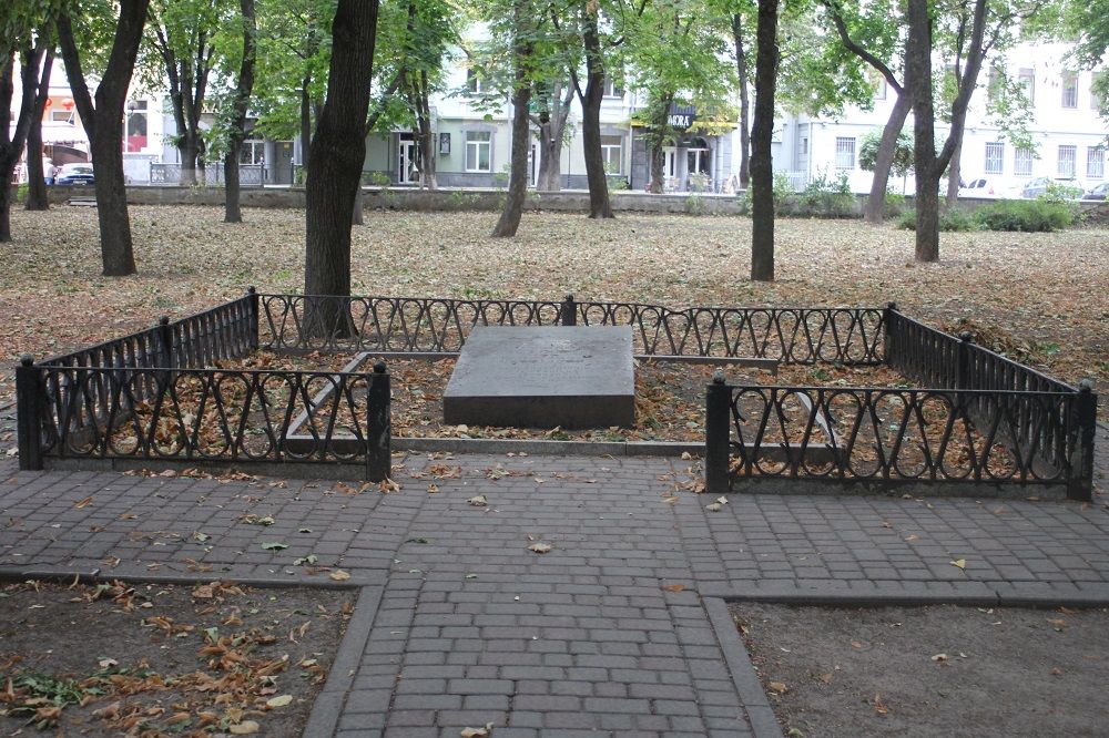 Надгробок у Петровському парку