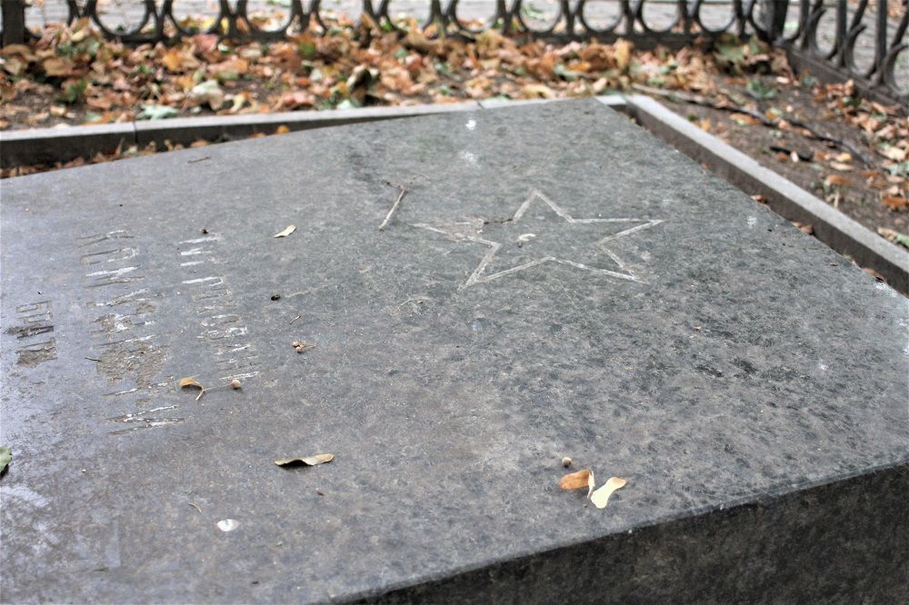 Надгробок у Петровському парку