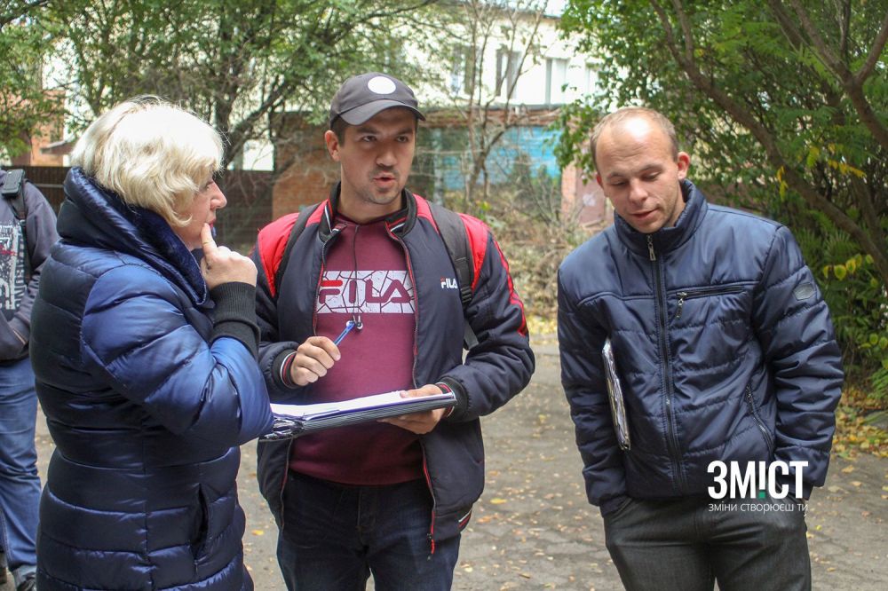 Мешканка спілкується з працівниками «Полтавагазу»