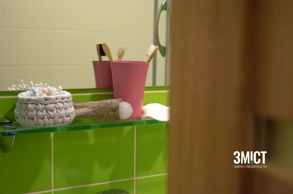 Поличка з екотоварами у ванній