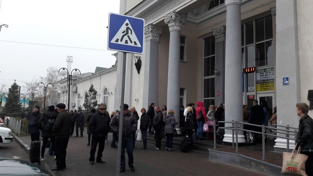 Пасажирів висадили на вокзалі