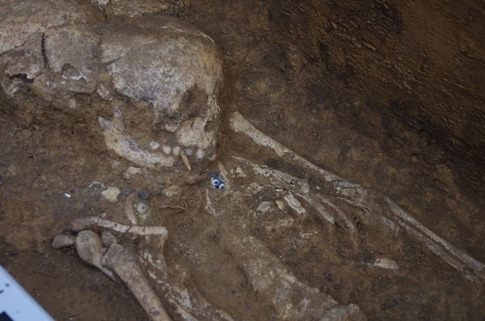 Поховання дитини з намистом (Джерело – НАН України)