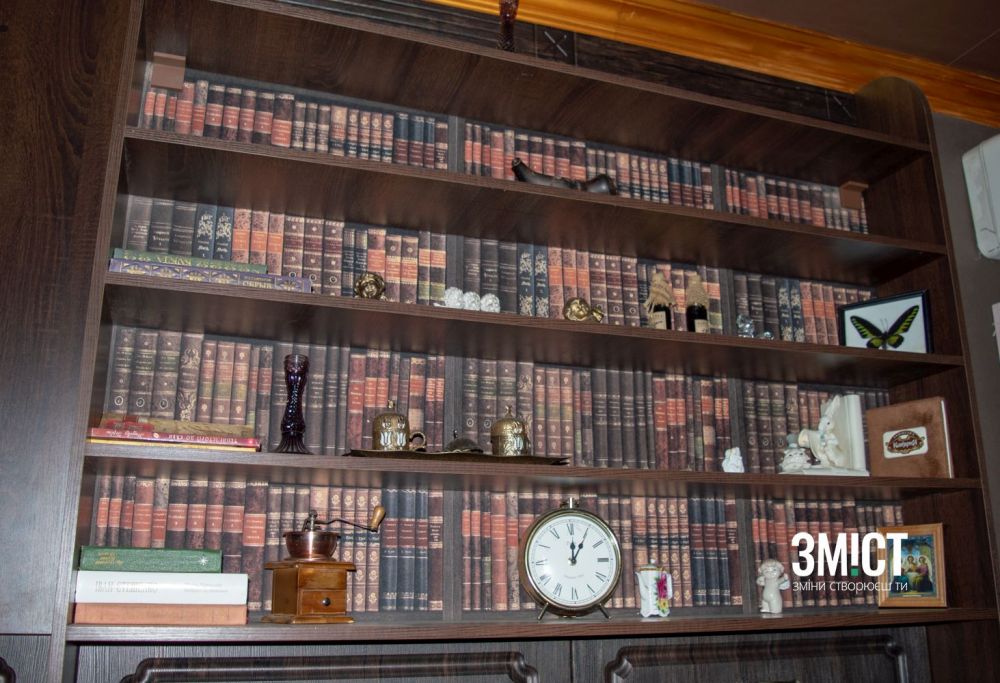 Полички, де мають з'явитися унікальні горнятка