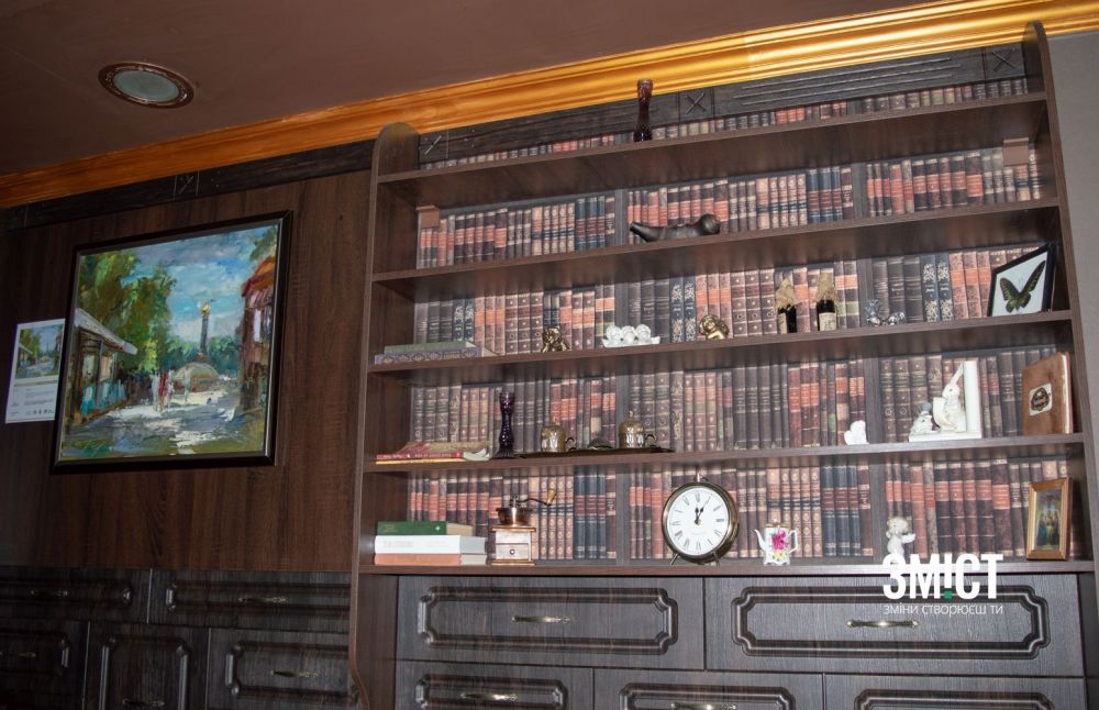 Полички, де мають з'явитися унікальні горнятка