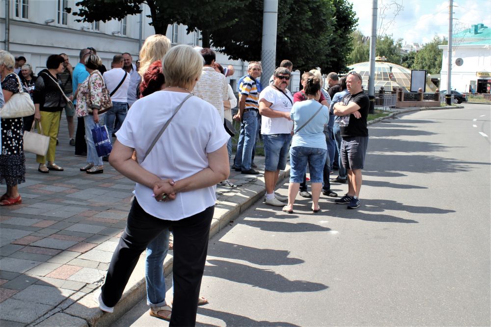 Мітингарі під вікнами міськради