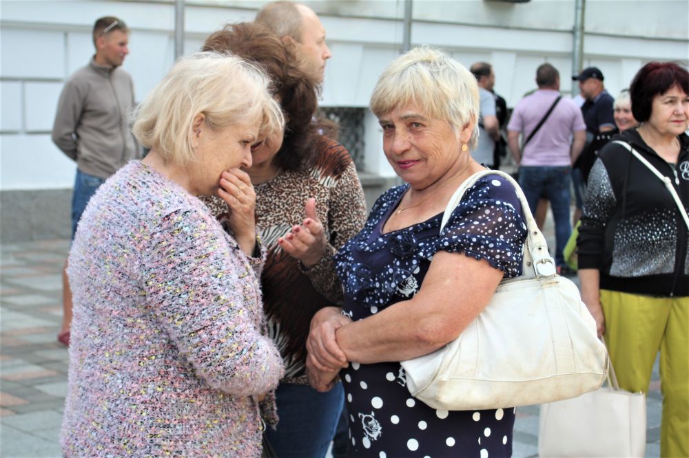 Мітингарі під вікнами міськради