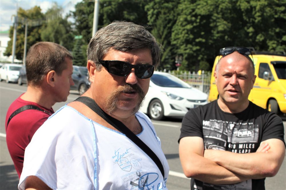 Мітингарі під вікнами міськради