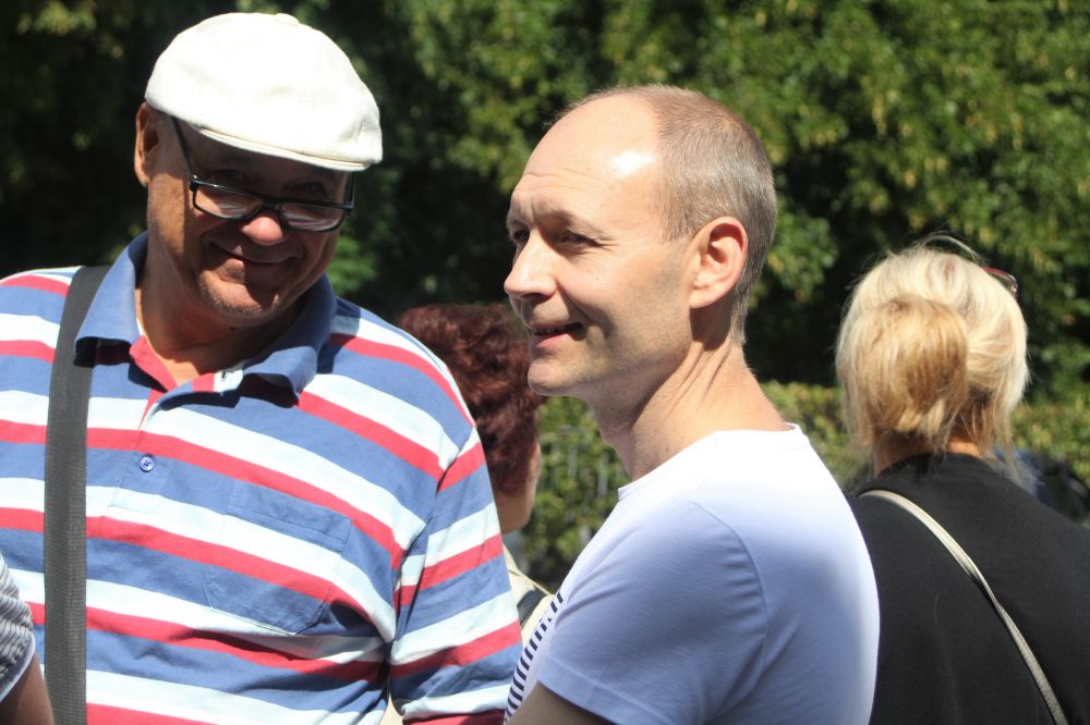 Мітингарі під вікнами міськради