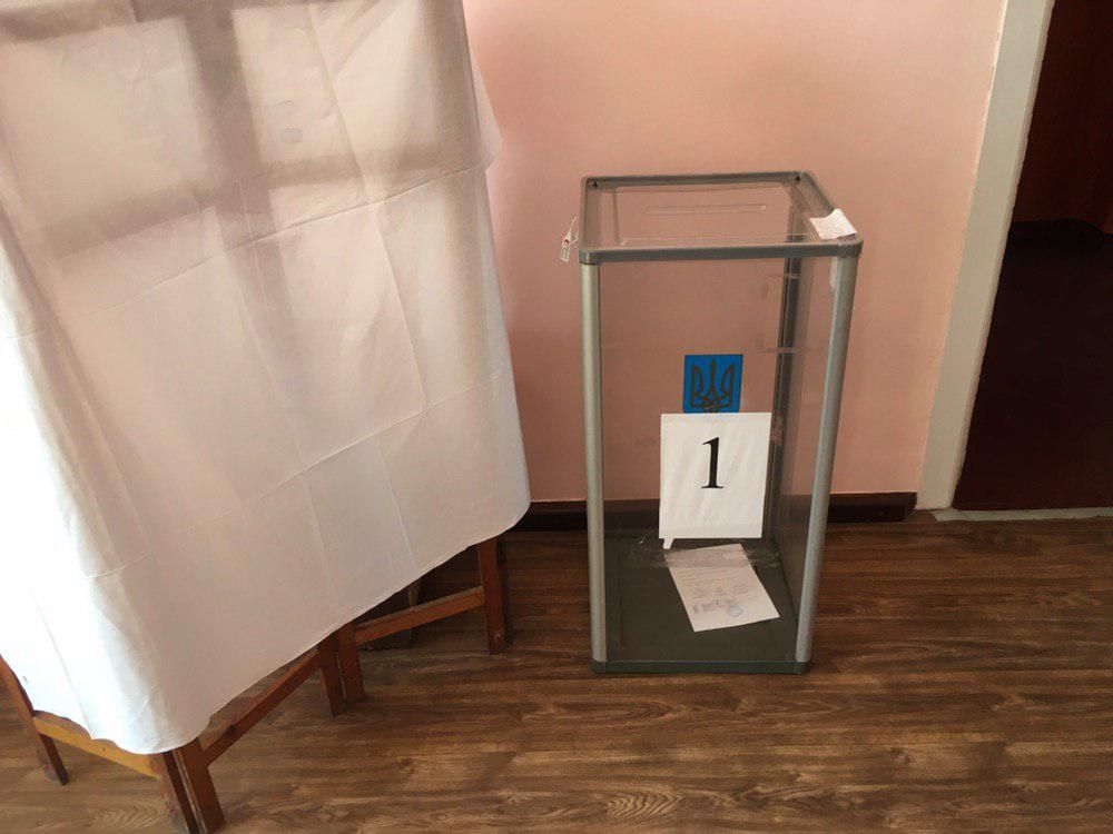 Члени комісії самотужки виготовили своєрідну «загородку»