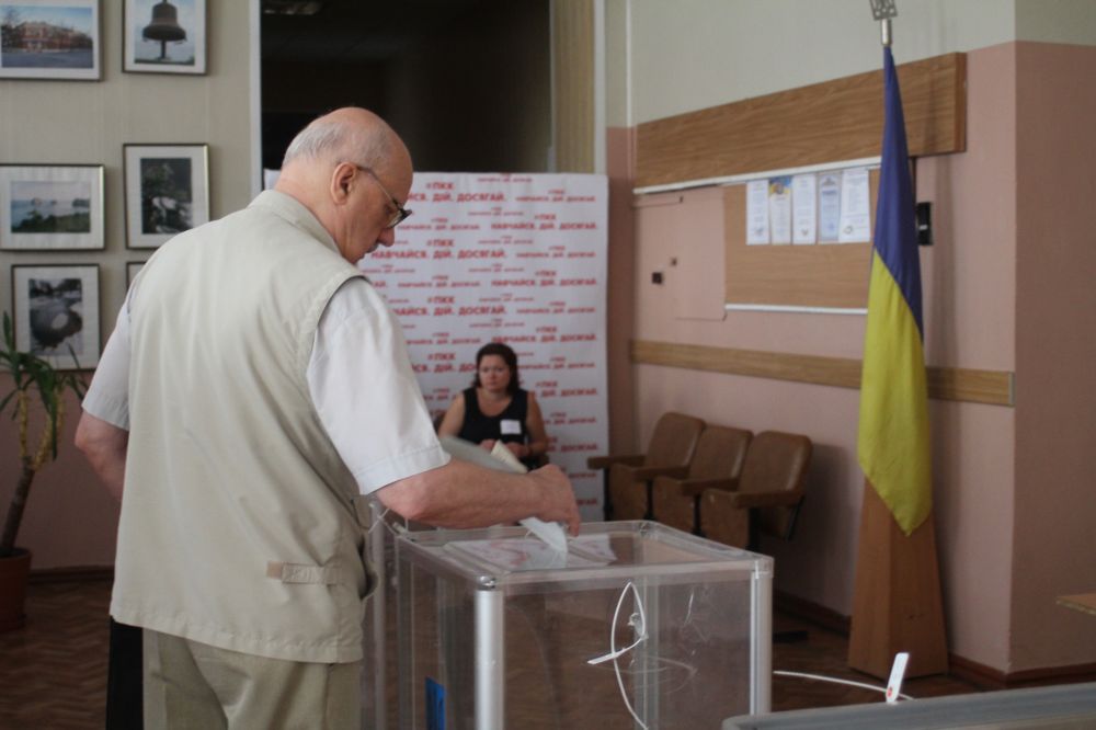 Полтавці голосують на дільницях