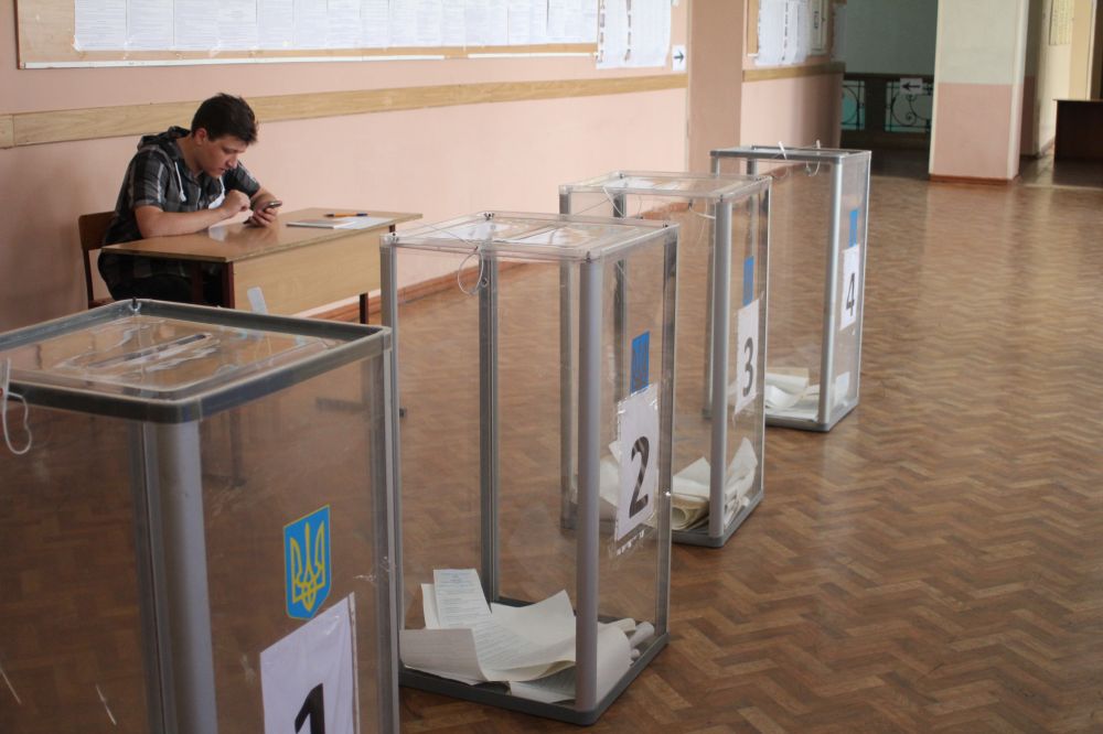 Полтавці голосують на дільницях