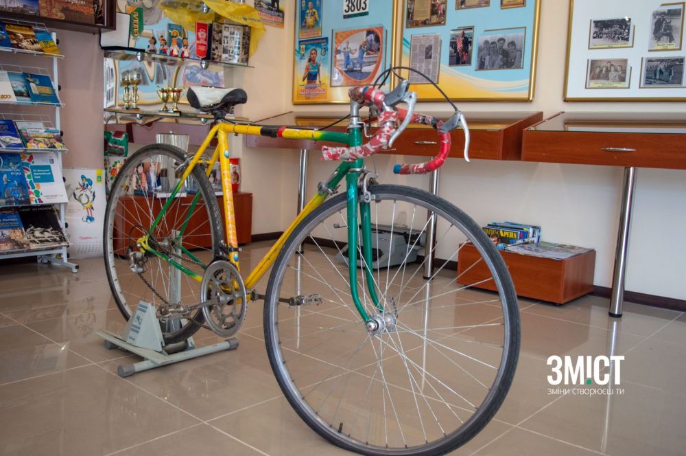 У музеї багато експонатів, які справляють враження на відвідувачів