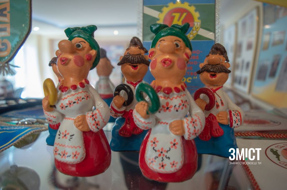 У музеї багато експонатів, які справляють враження на відвідувачів