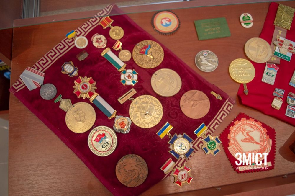 У музеї багато експонатів, які справляють враження на відвідувачів