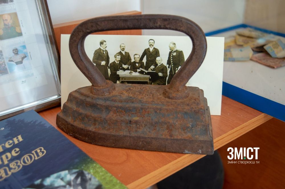 У музеї багато експонатів, які справляють враження на відвідувачів