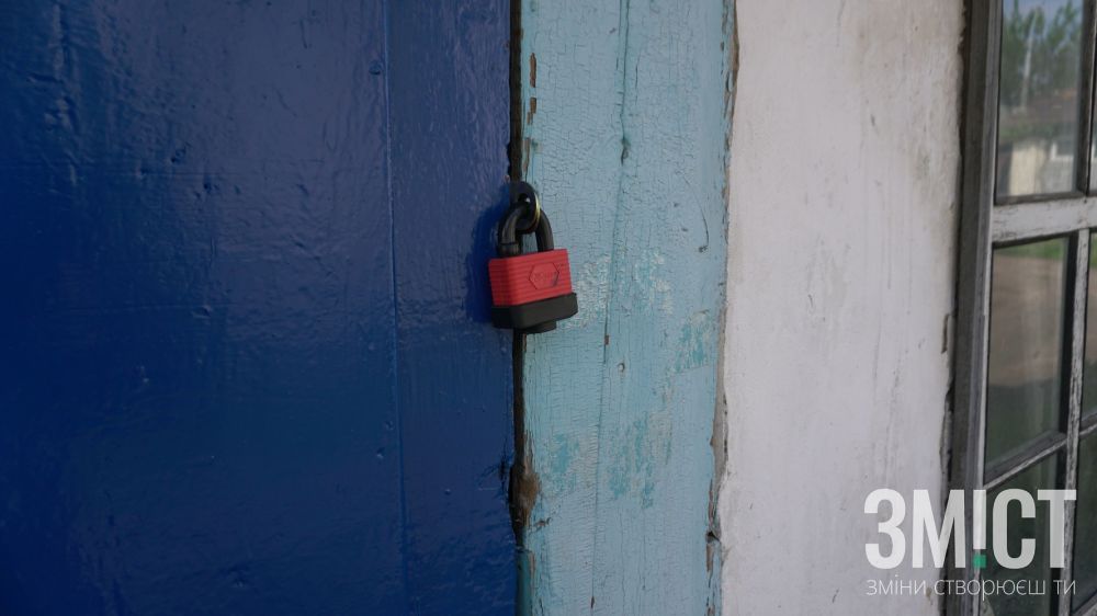 О. Олександр відмикає замок, а там…