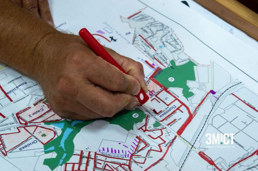 Відмічають на карті територію, яку обробили протягом дня бригади