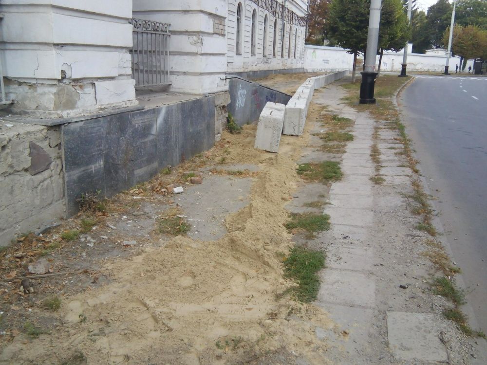 Огородили бетонним парканом (Фото Аліси Куценко)