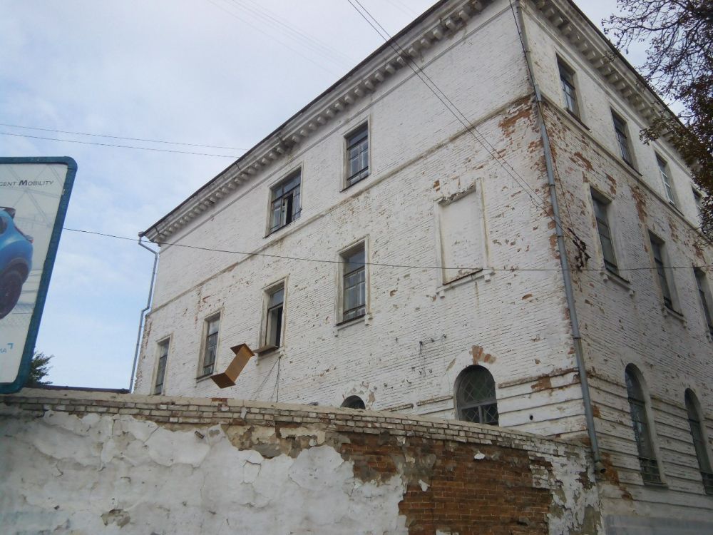 Викидаюь меблі з будівлі (Фото Аліси Куценко)