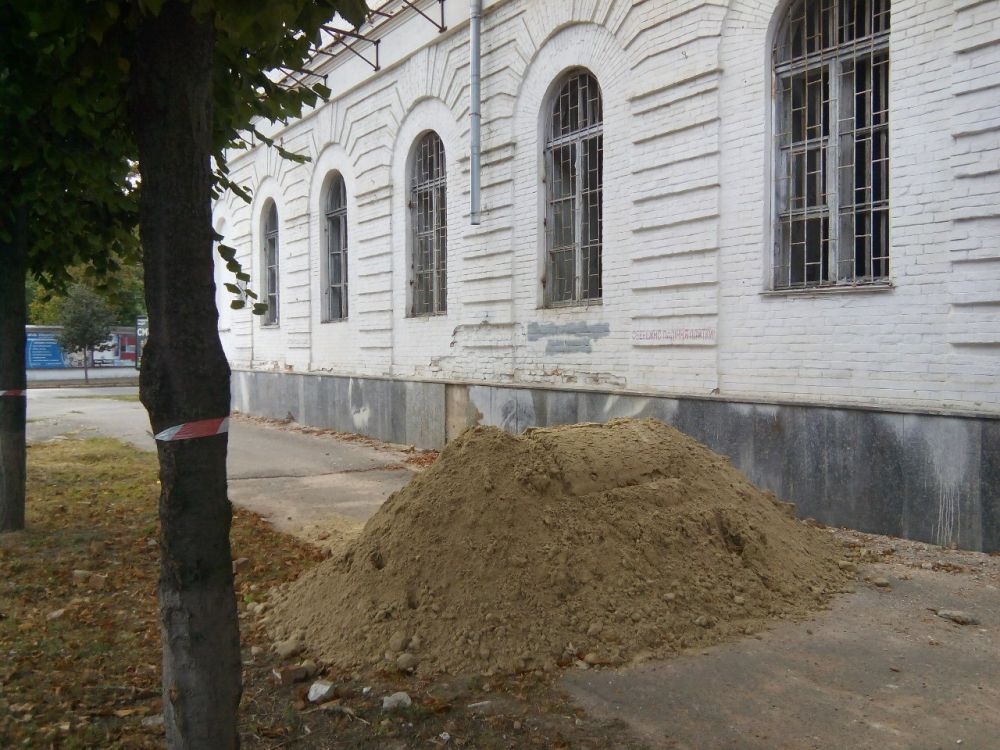 Насипали купи піску (Фото Аліси Куценко)