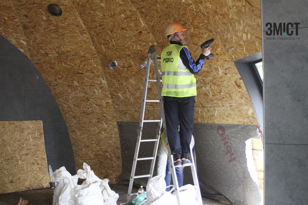 Підрядники розбирають МАФ зсередини