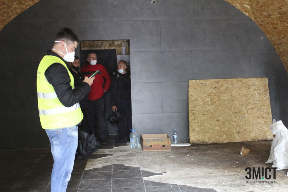 Підрядники розбирають МАФ зсередини