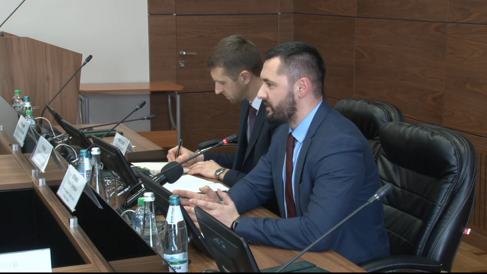 Роман Опінах