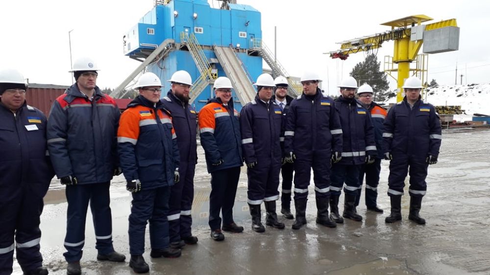 Першочергово Гончарук разом з керівництвом області відвідують бурову (фото– adm-pl.gov.ua)