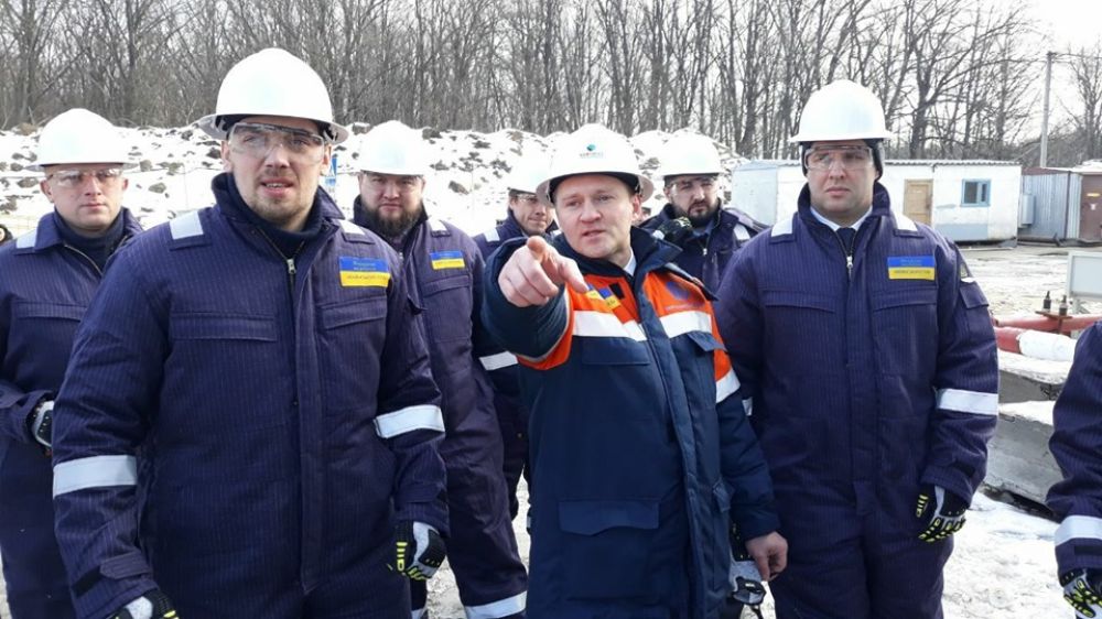 Першочергово Гончарук разом з керівництвом області відвідують бурову (фото– adm-pl.gov.ua)