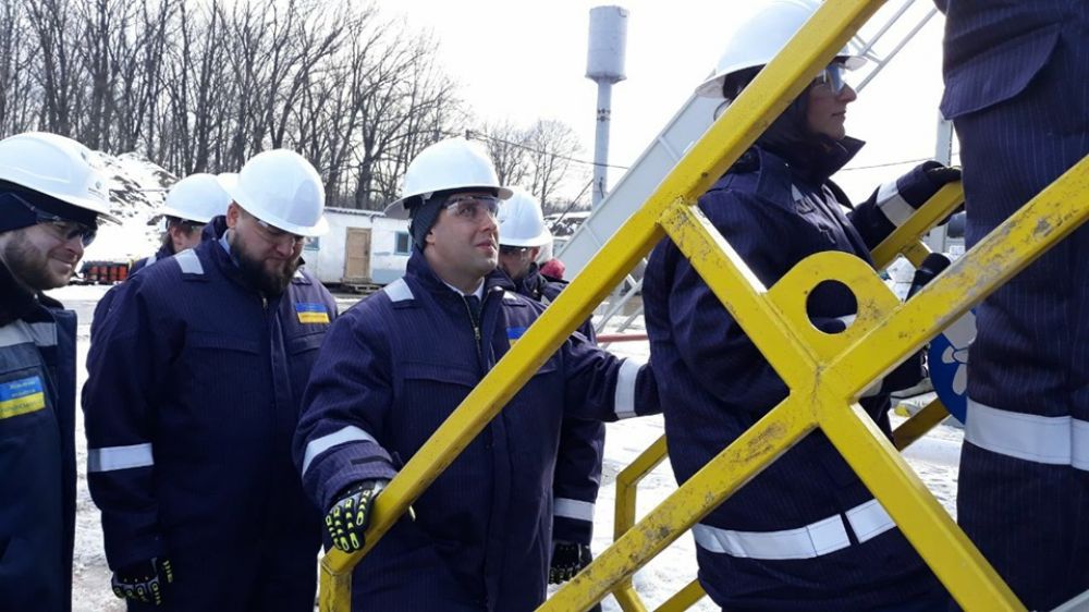 Першочергово Гончарук разом з керівництвом області відвідують бурову (фото– adm-pl.gov.ua)