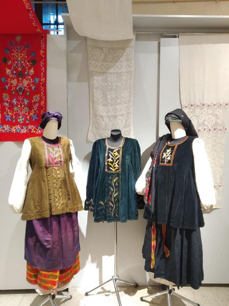 Жіночий вишитий одяг у музеї