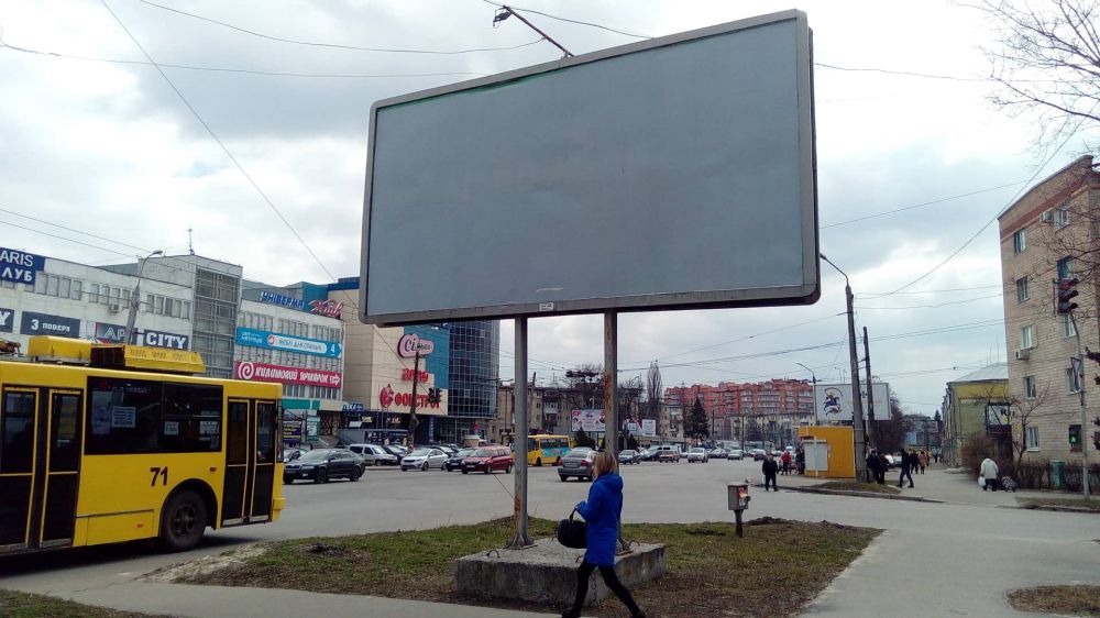 Борд, де раніше розміщувалася агітаційна реклама кандидата