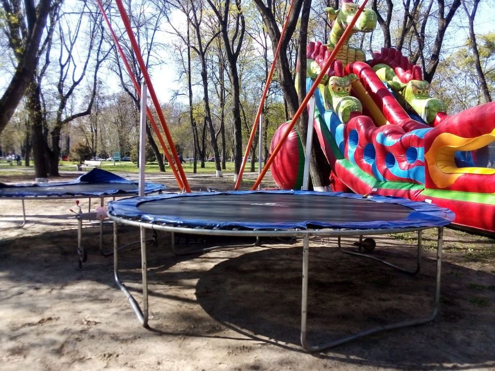 Джампінги у парку теж приберуть