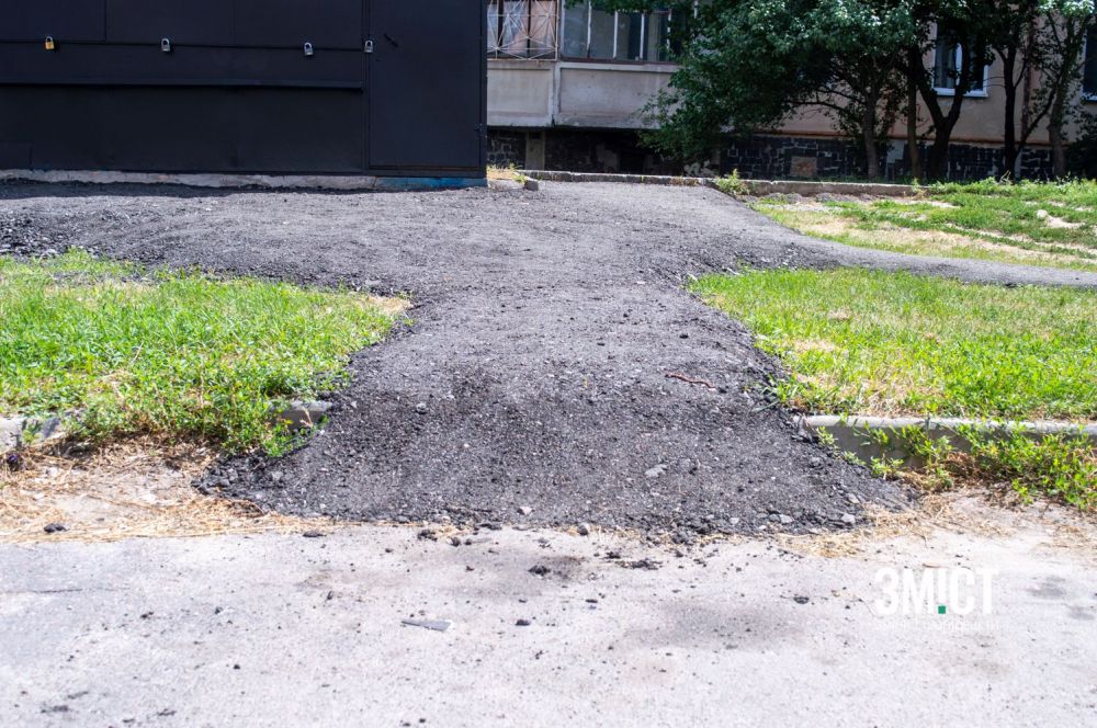 Доріжки поблизу кав'ярні