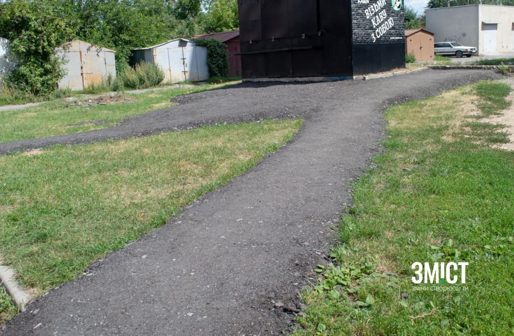 Доріжка на траві поблизу кав'ярні